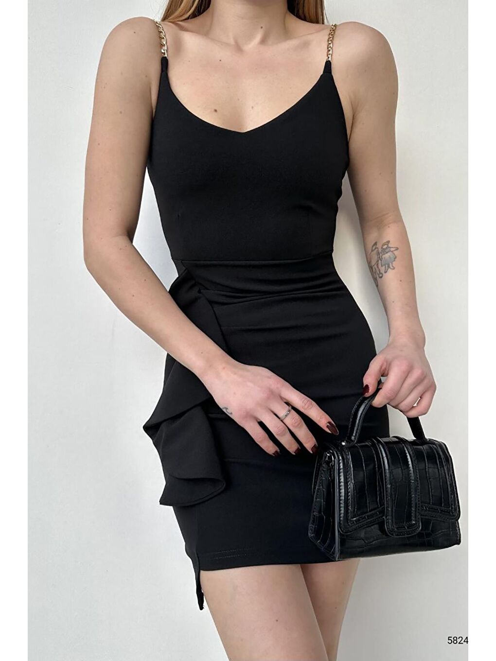 Siyah Zincir Askı V Yaka İthal Krep Kumaş Volanlı Elbise-2