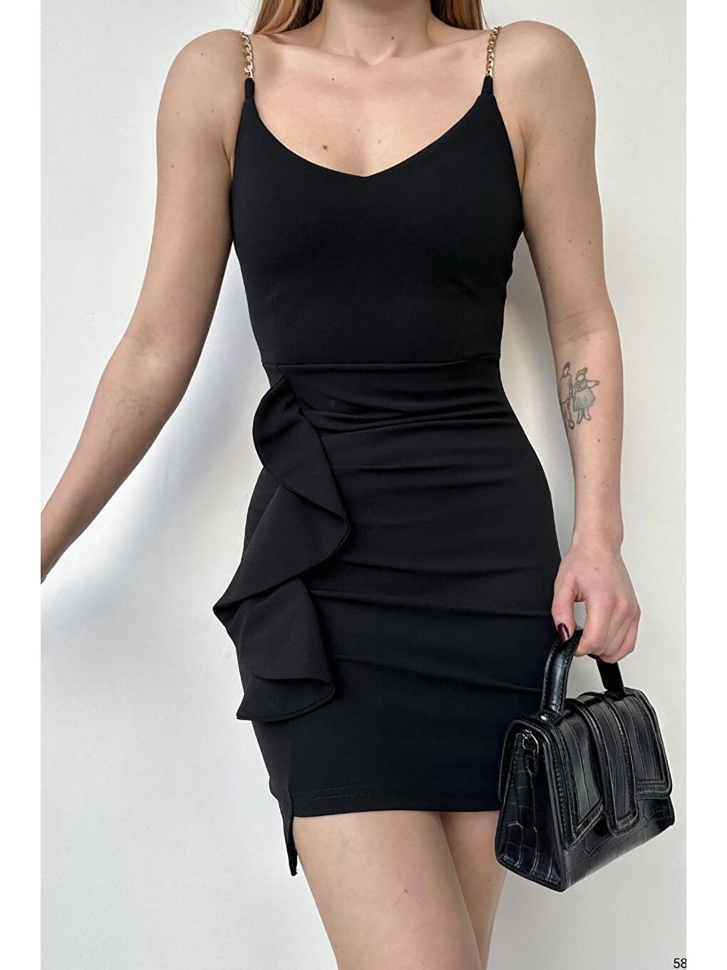 Siyah Zincir Askı V Yaka İthal Krep Kumaş Volanlı Elbise-3