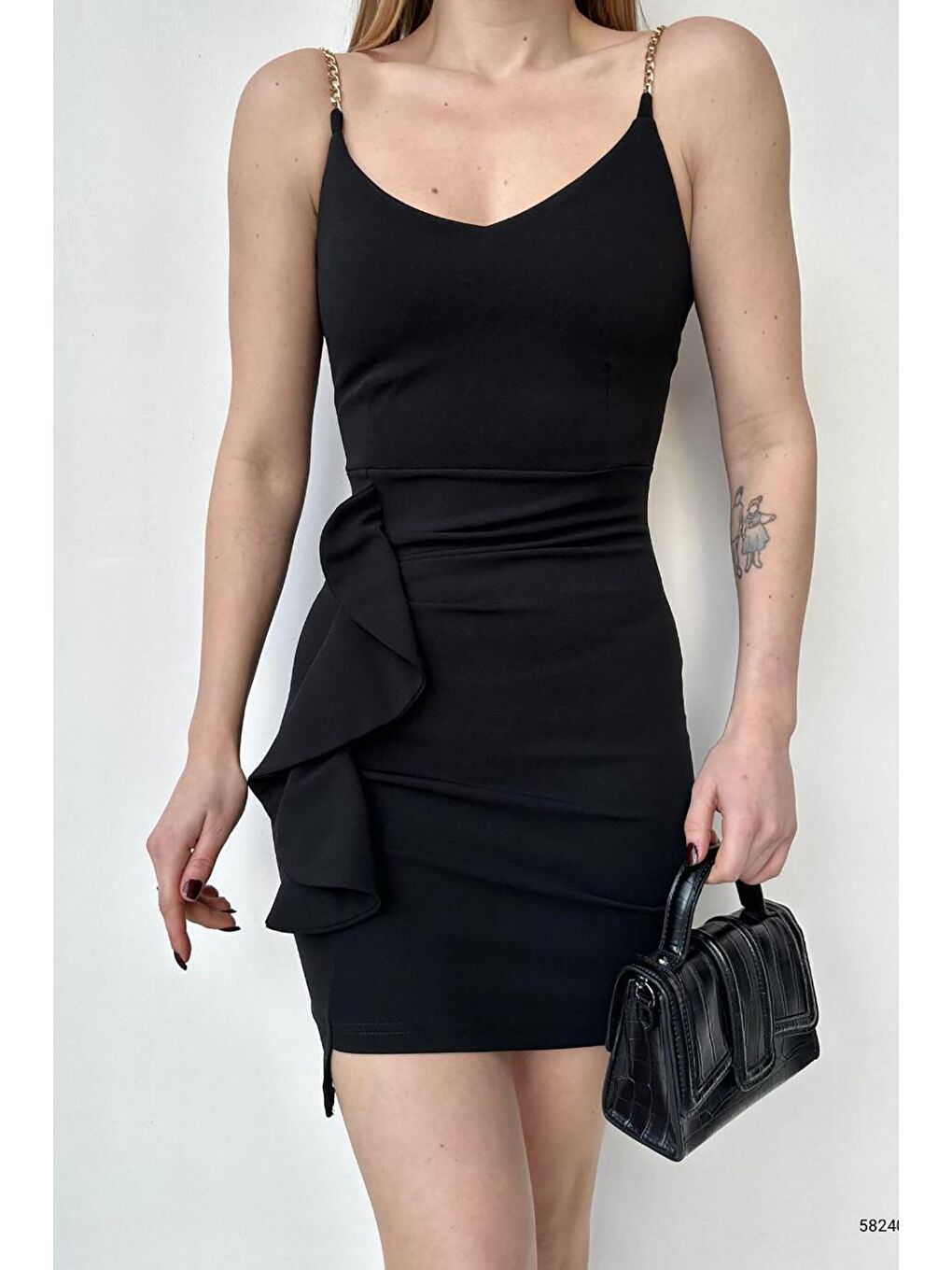 Siyah Zincir Askı V Yaka İthal Krep Kumaş Volanlı Elbise-5