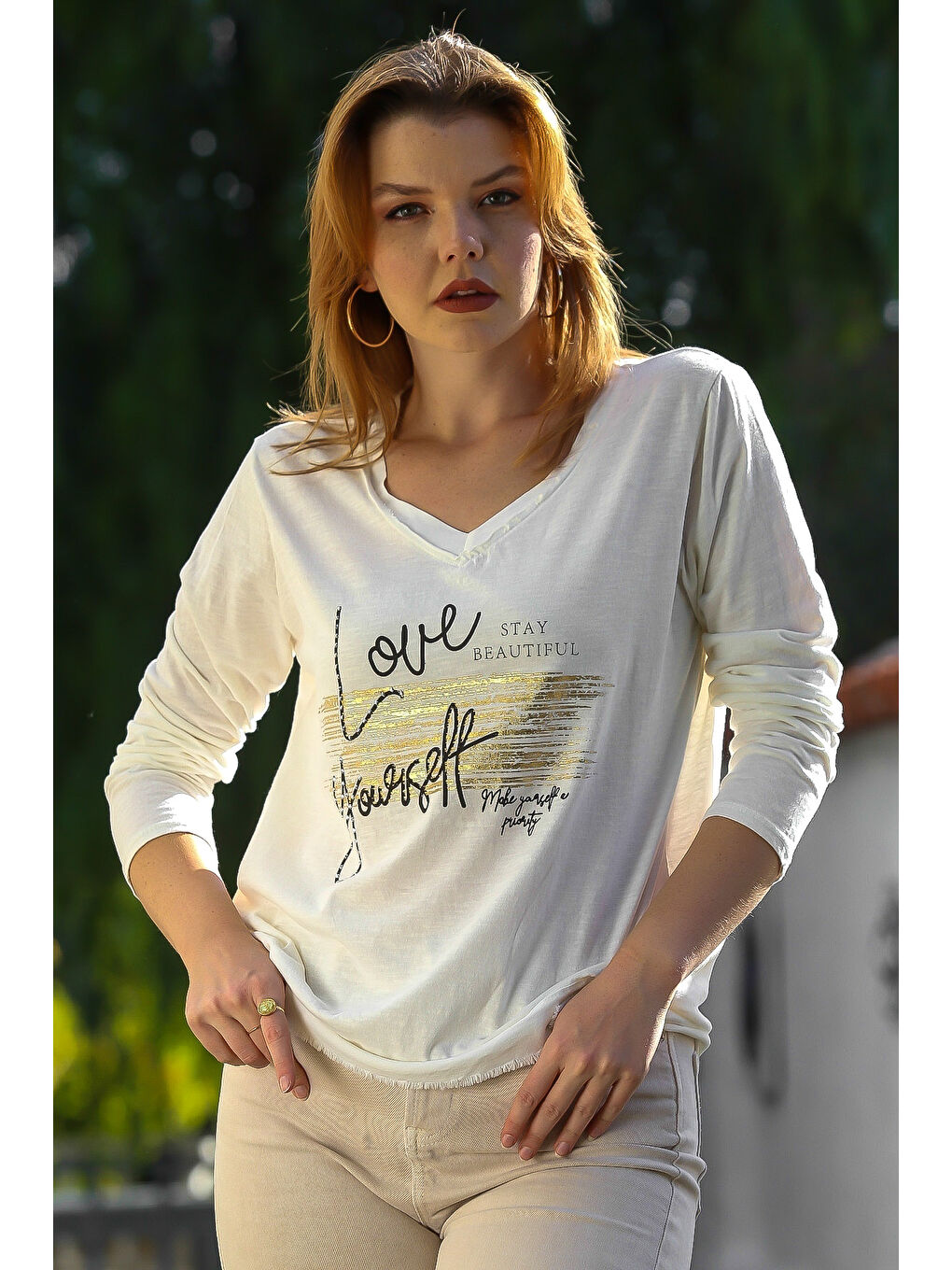 İtalyan Ekru V Yaka Uzun Kol Taşlı Dokuma Garnili Varak Baskılı Casual Penye Örme Bluz 70 60