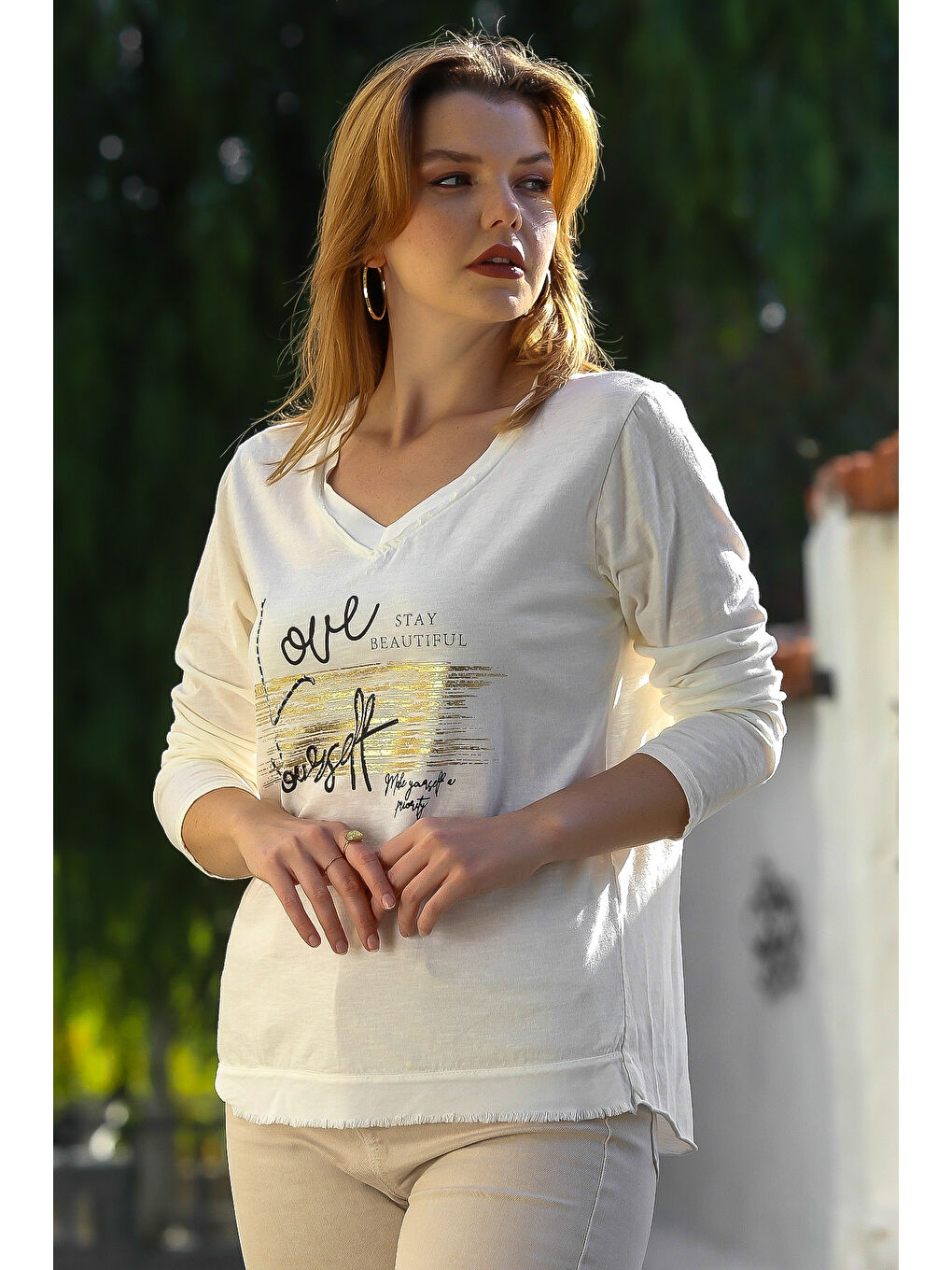 İtalyan Ekru V Yaka Uzun Kol Taşlı Dokuma Garnili Varak Baskılı Casual Penye Örme Bluz 70 60-4