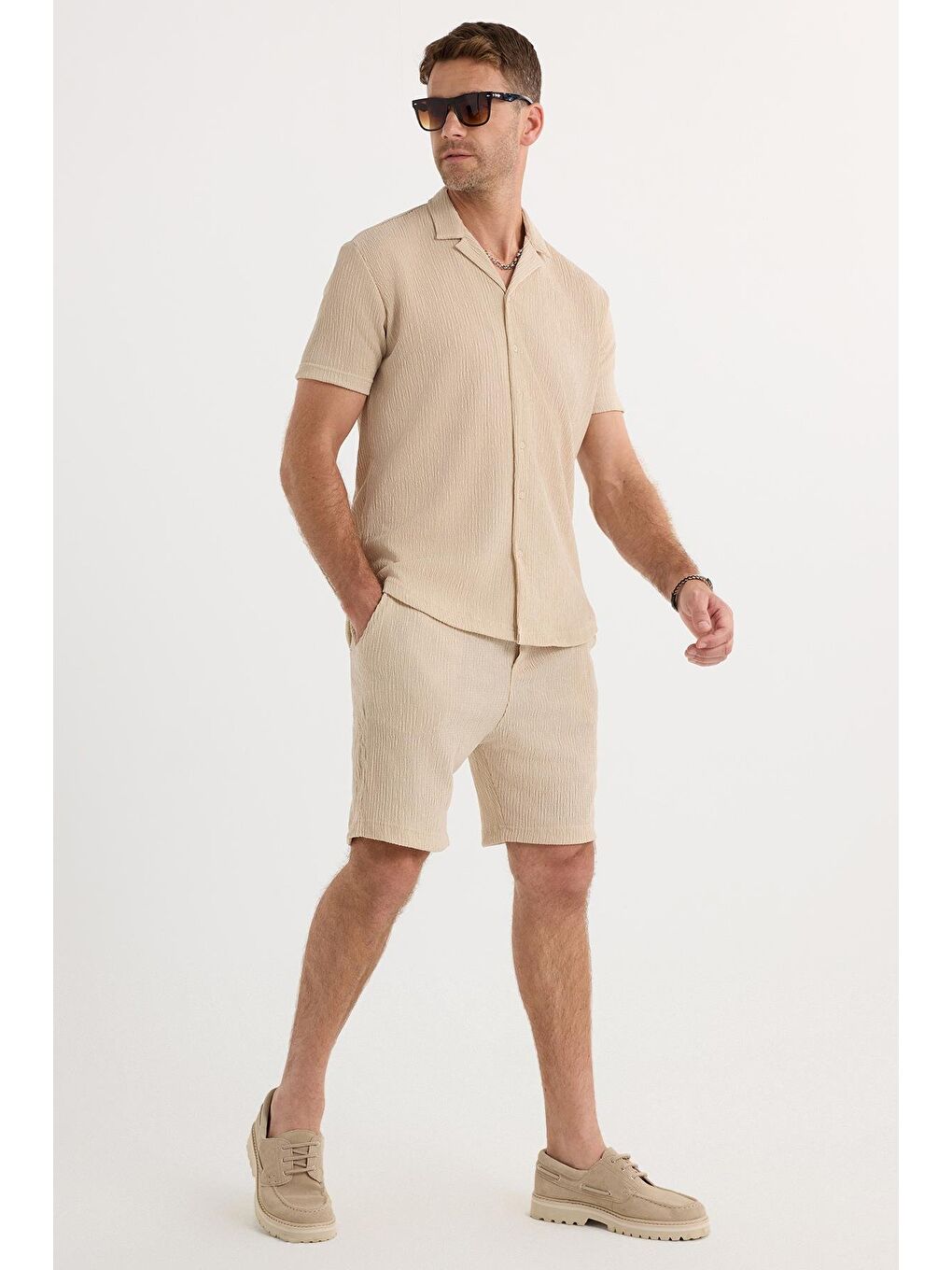 Erkek Slim Fit Dar Kesim Apaş Yaka Beli Bağcıklı Bej Gömlek Şort Takım