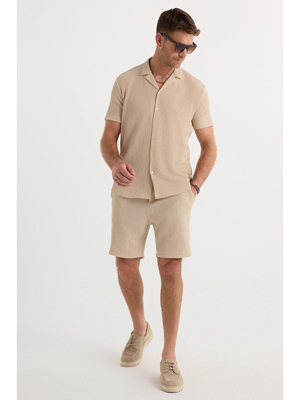 Erkek Slim Fit Dar Kesim Apaş Yaka Beli Bağcıklı Bej Gömlek Şort Takım-1