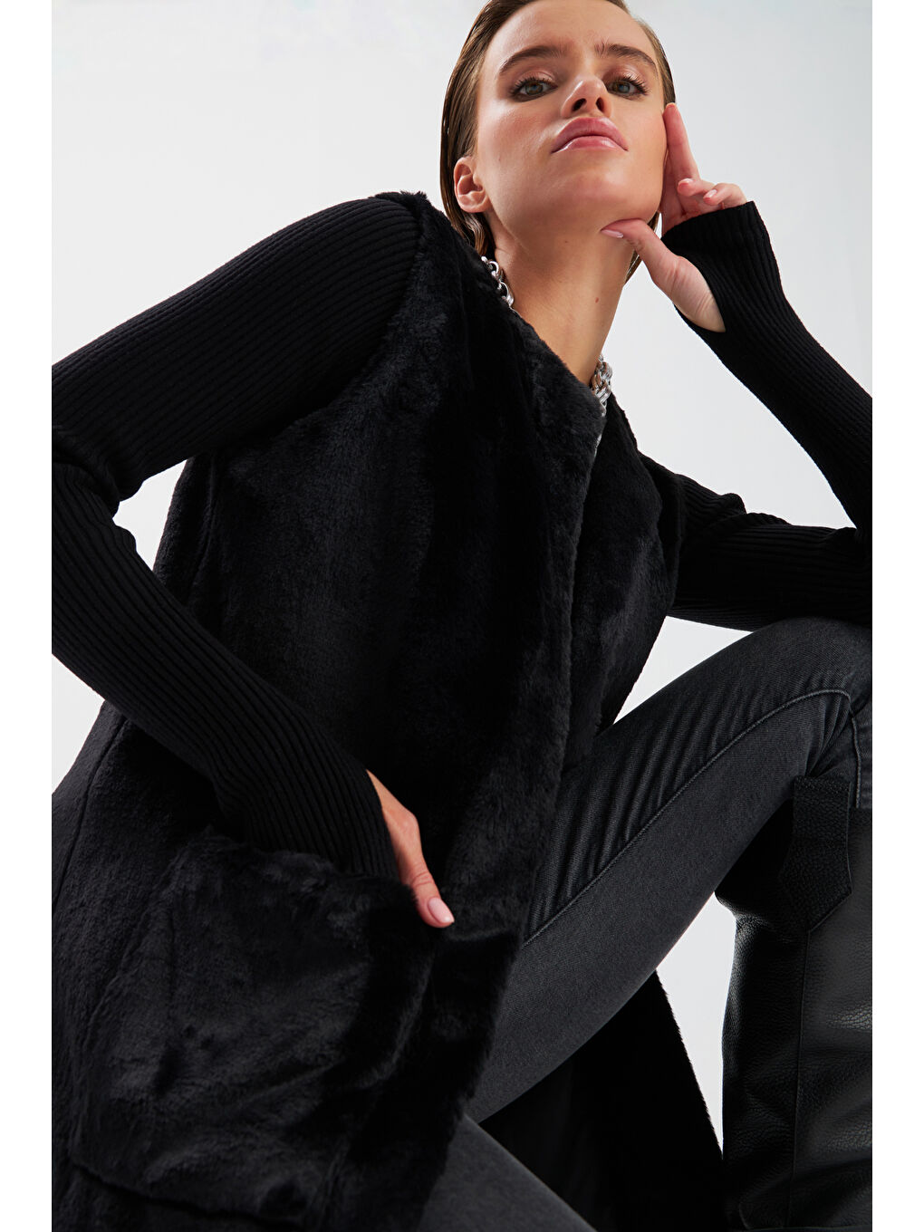 Cep Detaylı Pelüş Yelek   Siyah-4