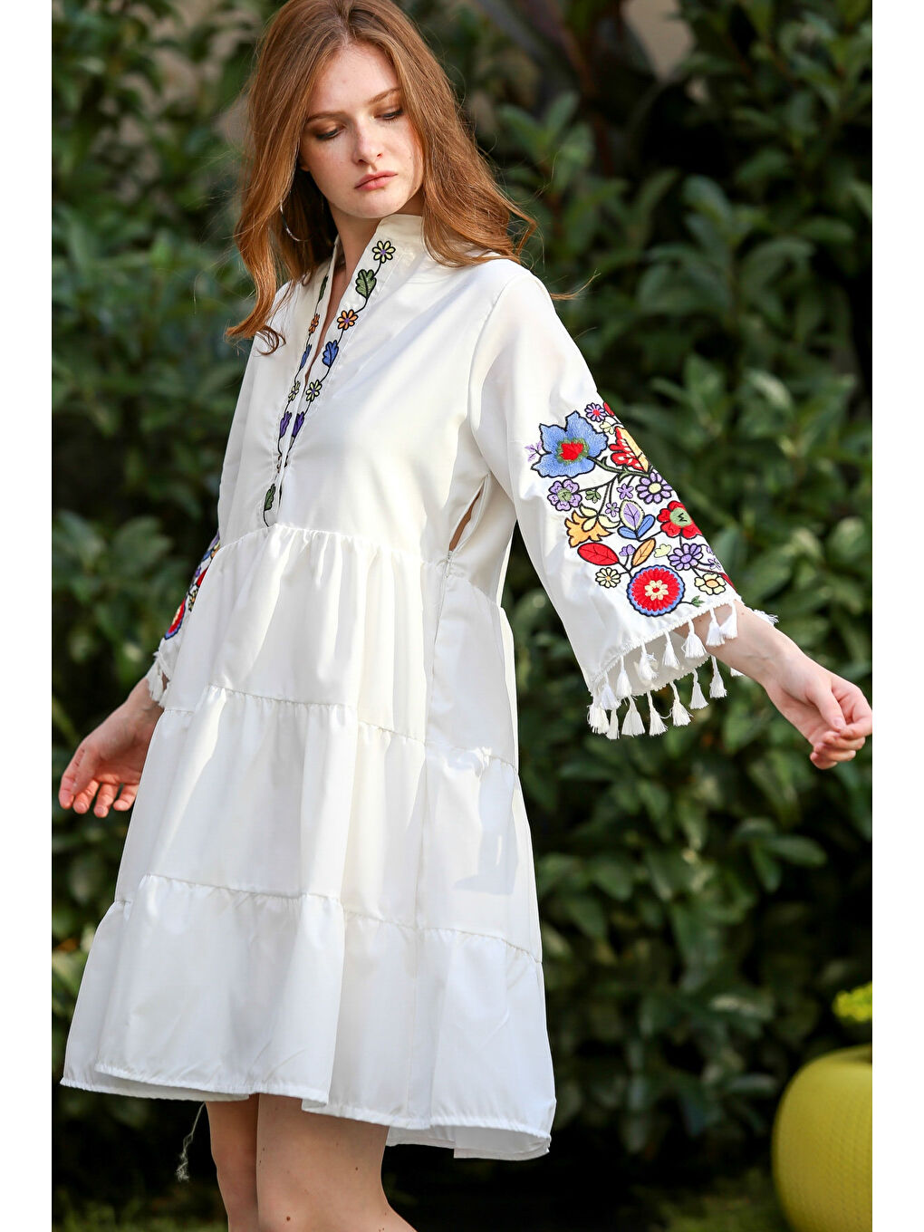 Kadın Beyaz Bohem Yaka ve Kolları Çiçek Nakışlı Saçaklı Elbise M10160000EL96242-1