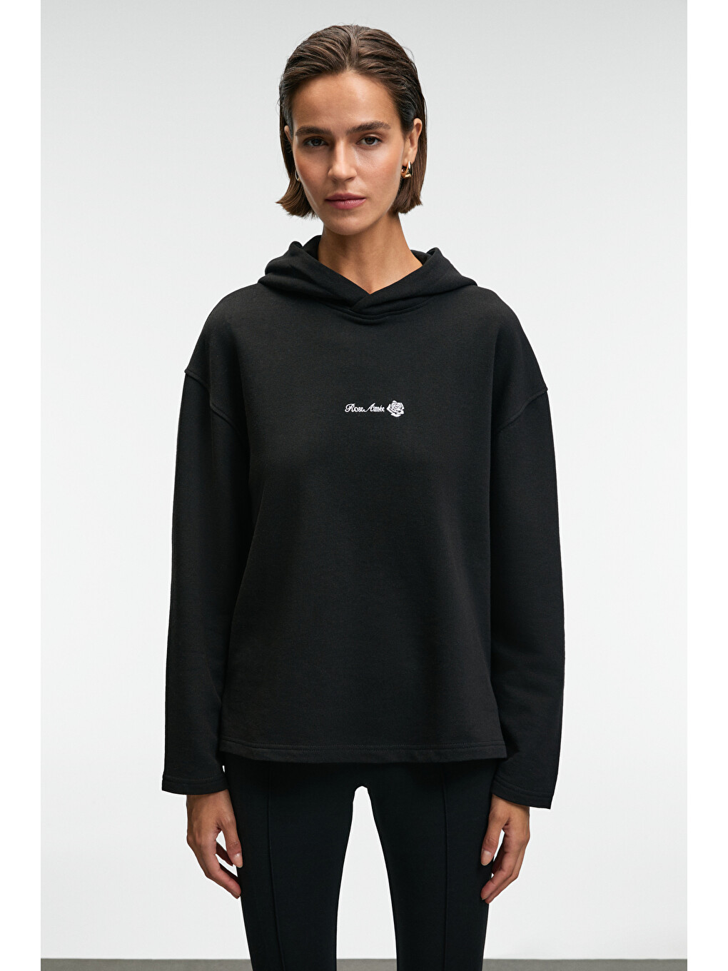 Camellıa Kadın Önü Nakışlı Etek Ucu Yırtmaçlı Kapüşonlu Comfort Fit Siyah Sweatshirt