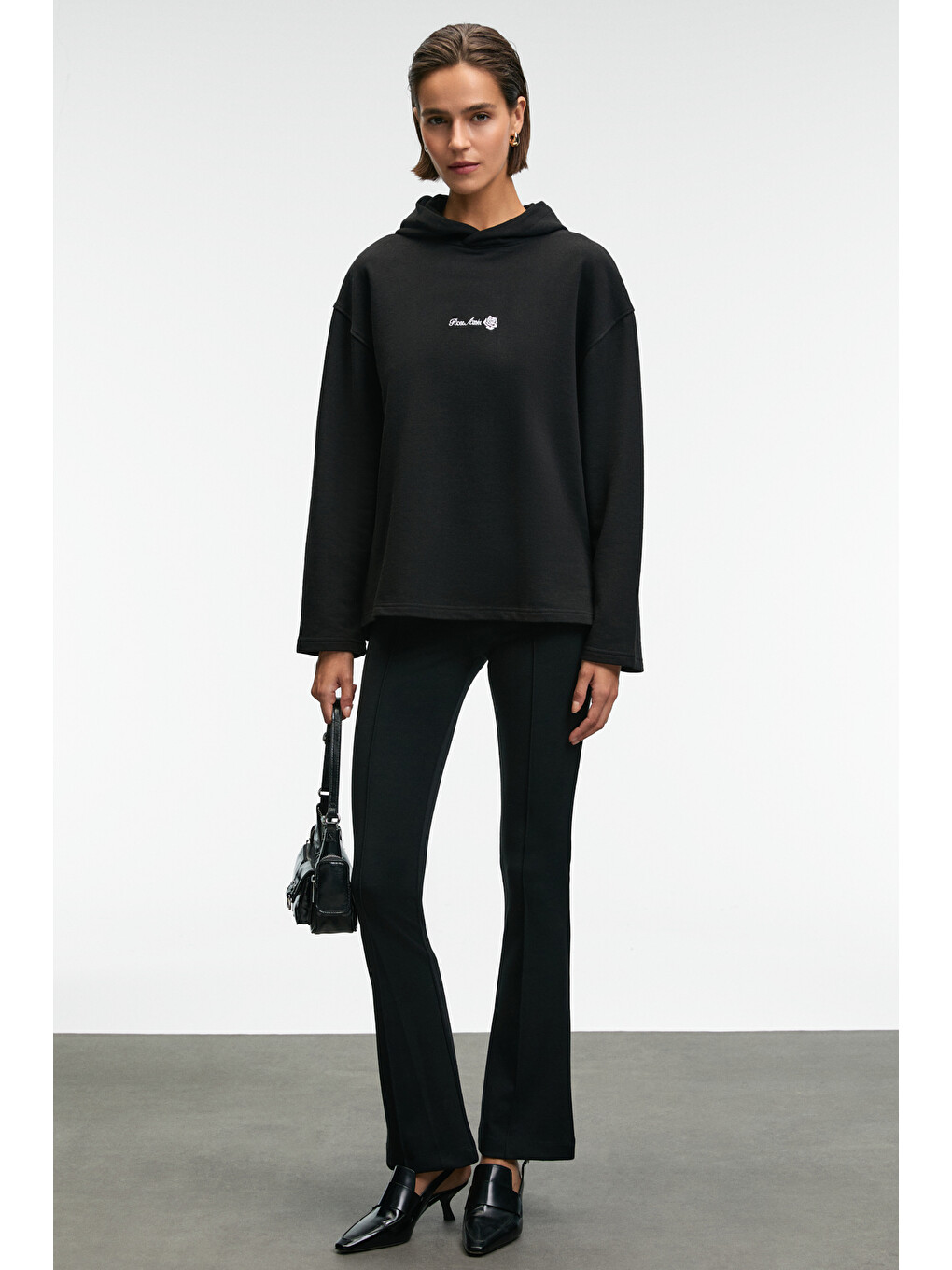 Camellıa Kadın Önü Nakışlı Etek Ucu Yırtmaçlı Kapüşonlu Comfort Fit Siyah Sweatshirt-1