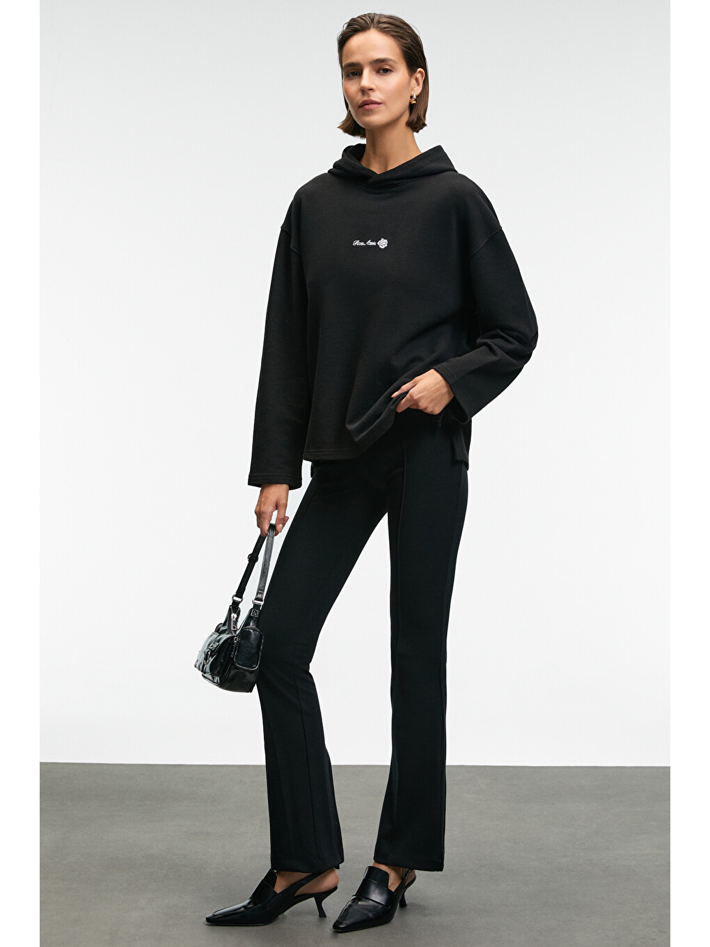 Camellıa Kadın Önü Nakışlı Etek Ucu Yırtmaçlı Kapüşonlu Comfort Fit Siyah Sweatshirt-3