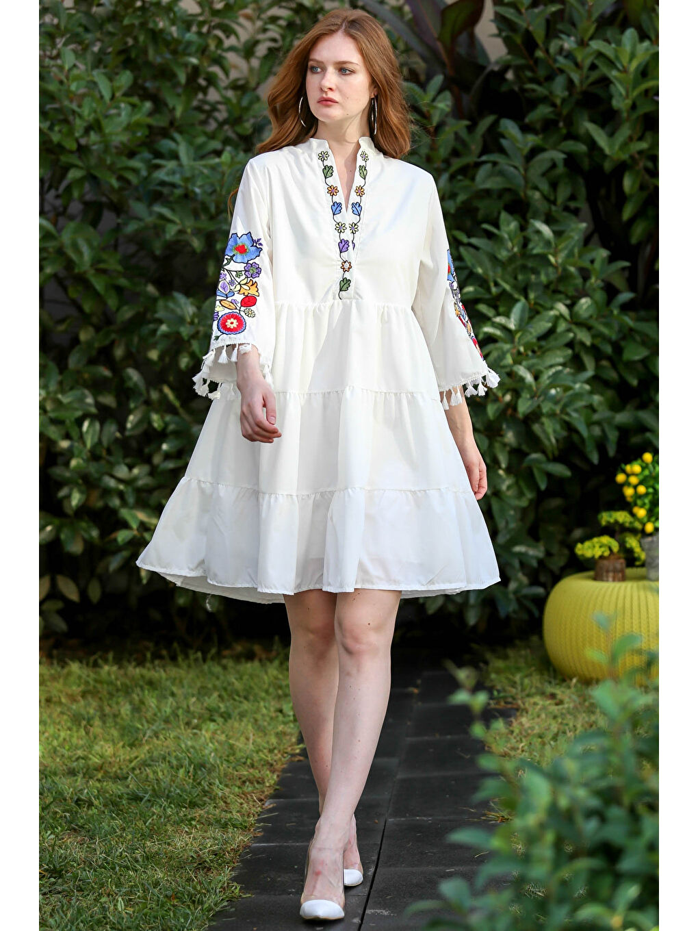 Kadın Beyaz Bohem Yaka ve Kolları Çiçek Nakışlı Saçaklı Elbise M10160000EL96242-3