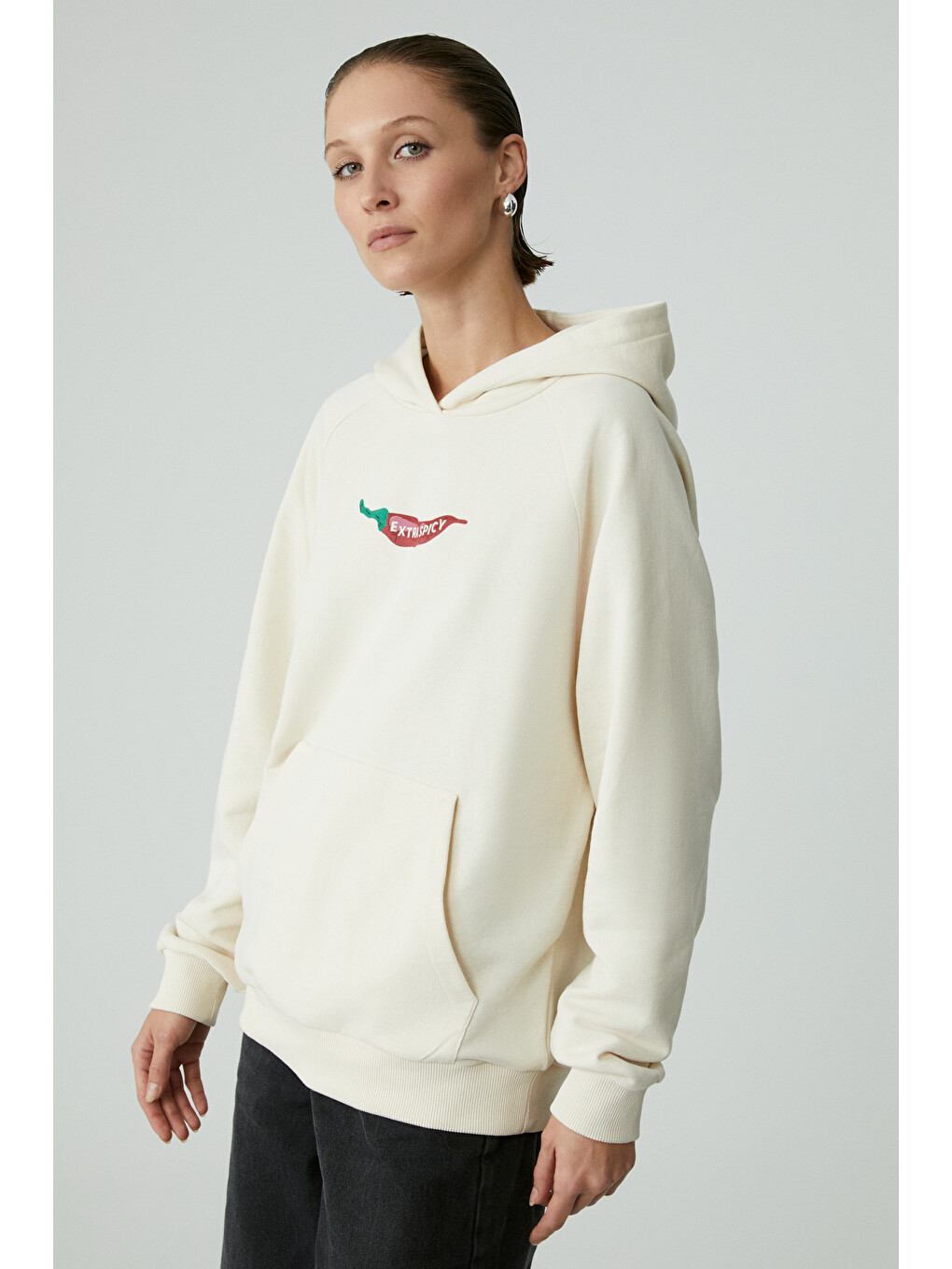 Chıllı Kadın Oversize Şardonlu Kapüşonlu Baskılı Kanguru Cepli Ekru Sweatshirt-2
