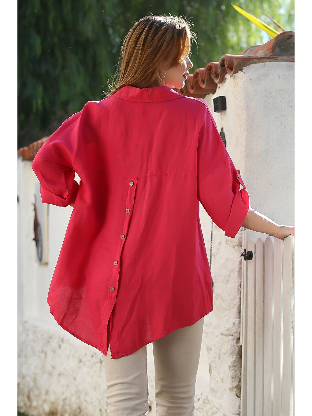 Kırmızı İtalyan Narçiçeği Gömlek Yaka Düğmeli Uzun Kollu Cepli Keten Arkası Uzun Oversize Dokuma Bluz 75 70-1