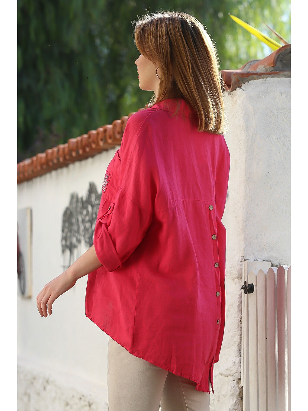 Kırmızı İtalyan Narçiçeği Gömlek Yaka Düğmeli Uzun Kollu Cepli Keten Arkası Uzun Oversize Dokuma Bluz 75 70-5