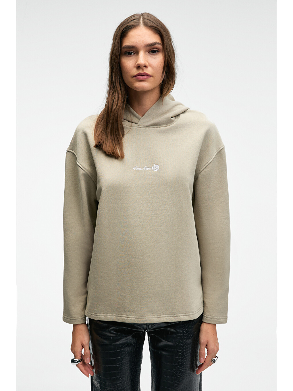 Bej Camellıa Kadın Önü Nakışlı Etek Ucu Yırtmaçlı Kapüşonlu Comfort Fit Taş Sweatshirt