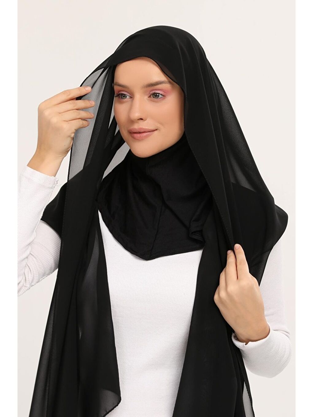 Siyah Hazır Lüks Pratik Hijablı Şifon Şal