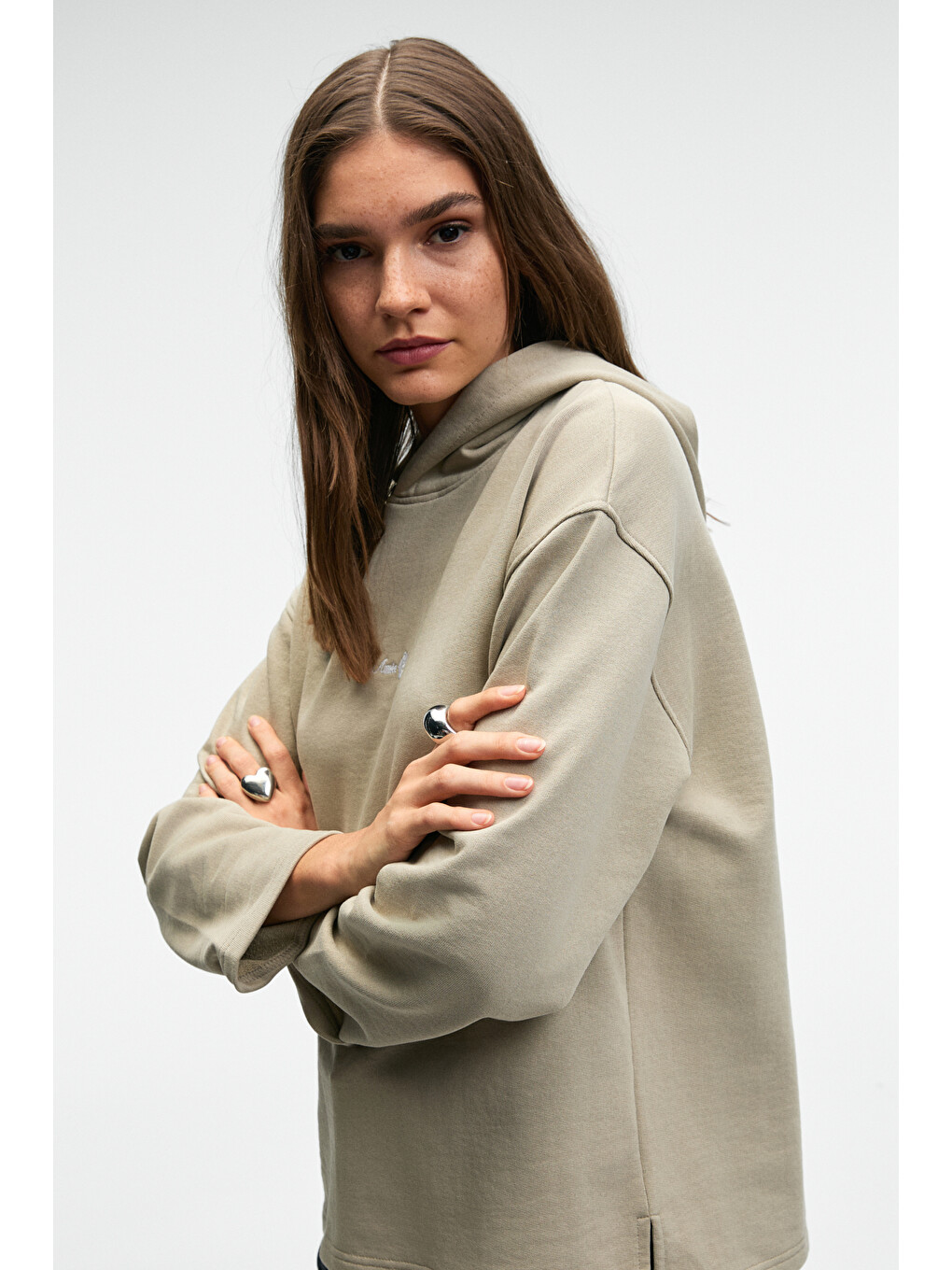 Bej Camellıa Kadın Önü Nakışlı Etek Ucu Yırtmaçlı Kapüşonlu Comfort Fit Taş Sweatshirt-2