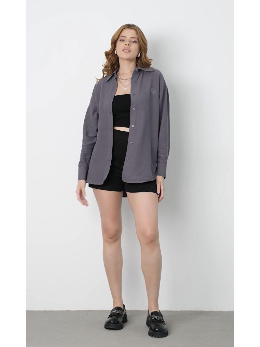 Gri Nakışlı Keten Pamuk Oversize Kumaş Uzun Kollu Gömlek-1