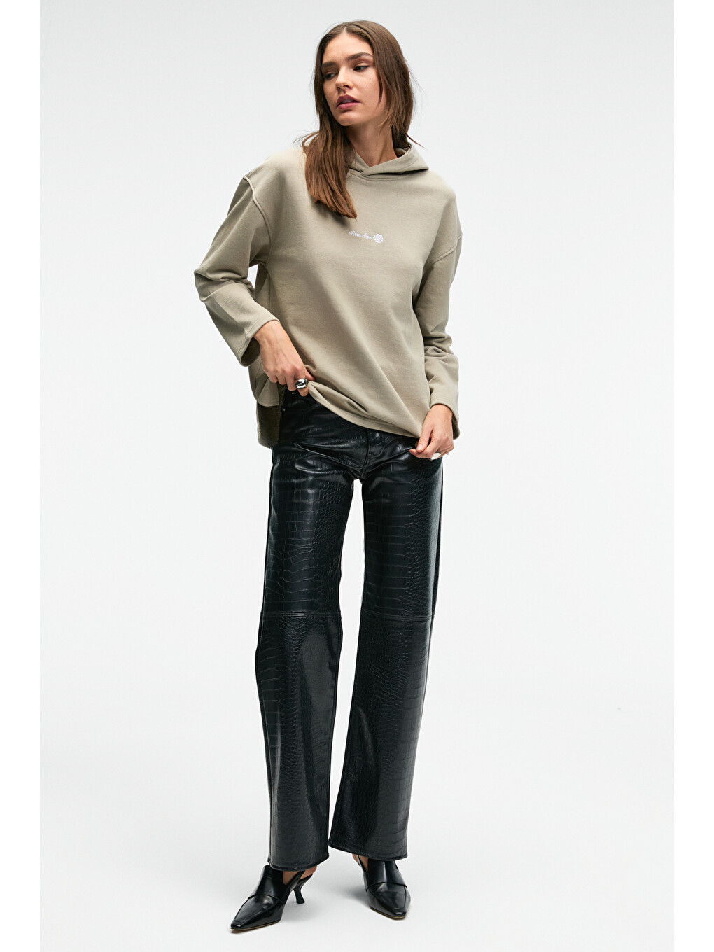 Bej Camellıa Kadın Önü Nakışlı Etek Ucu Yırtmaçlı Kapüşonlu Comfort Fit Taş Sweatshirt-3
