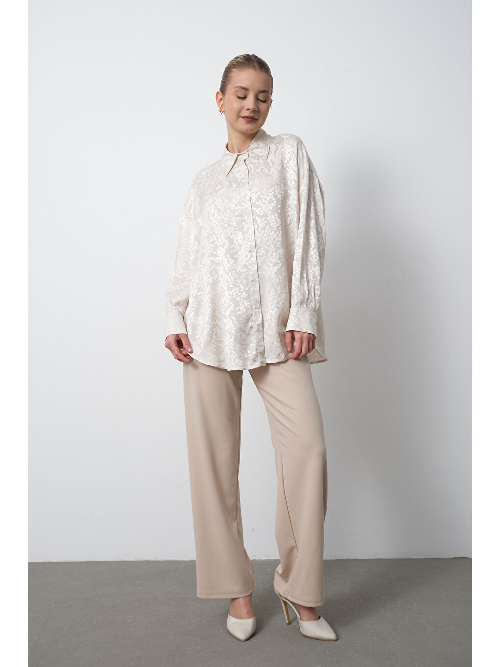 Bej İç Göstermeyen Jakarlı Oversize Uzun Kadın Gömlek-1