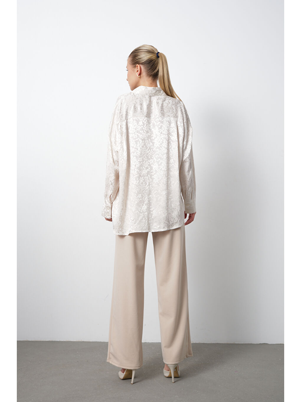 Bej İç Göstermeyen Jakarlı Oversize Uzun Kadın Gömlek-2