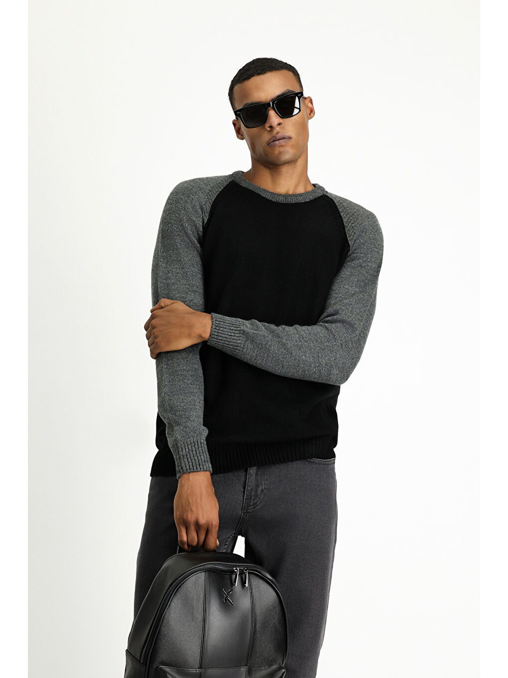 Siyah Bisiklet Yaka Regular Fit Dikişsiz Desenli Triko Kazak