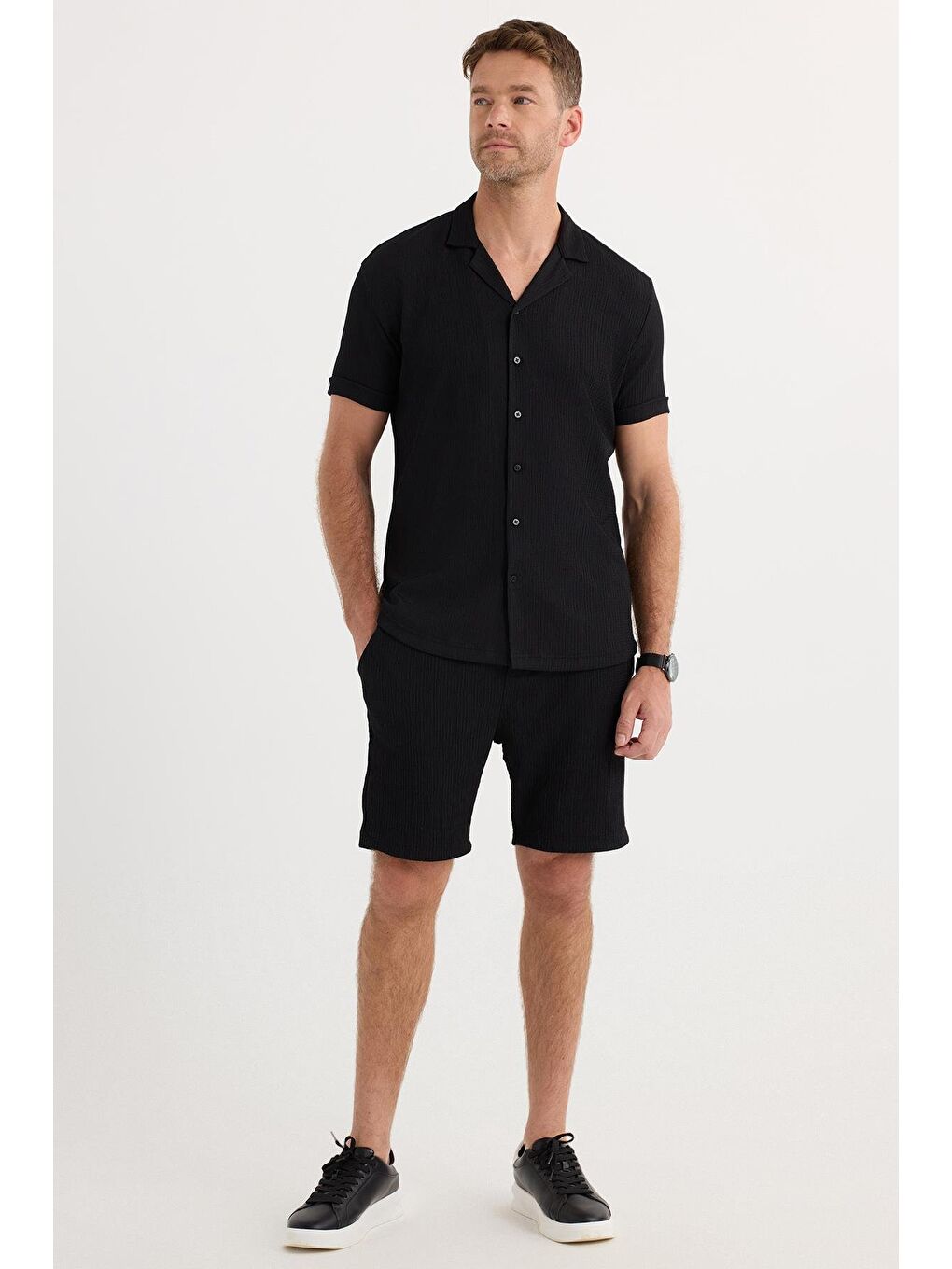 Erkek Slim Fit Dar Kesim Apaş Yaka Beli Bağcıklı Siyah Gömlek Şort Takım-4