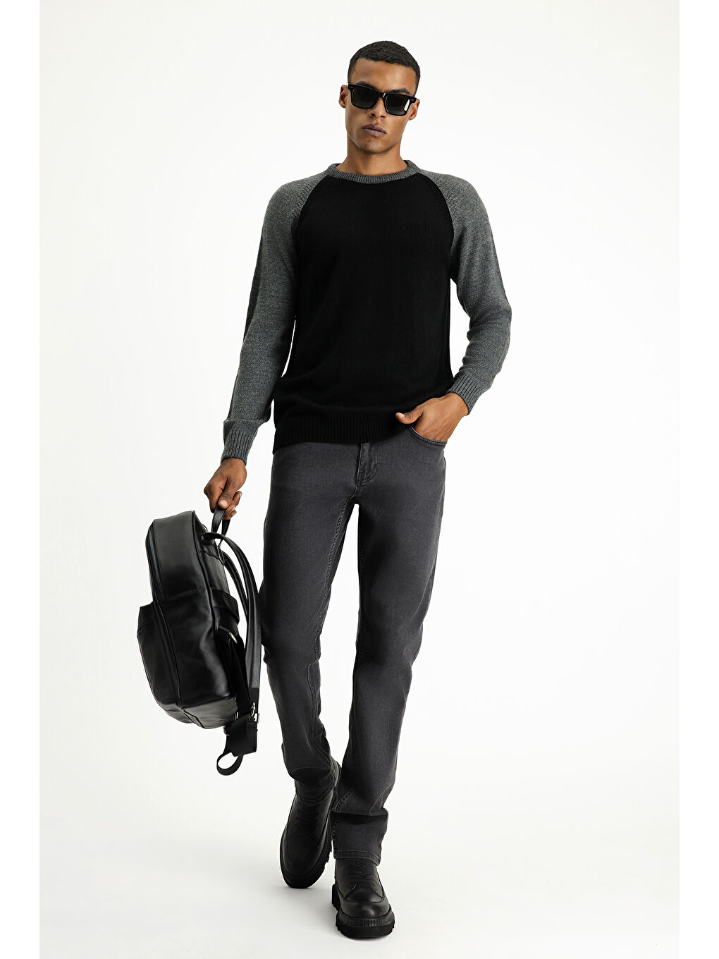 Siyah Bisiklet Yaka Regular Fit Dikişsiz Desenli Triko Kazak-1