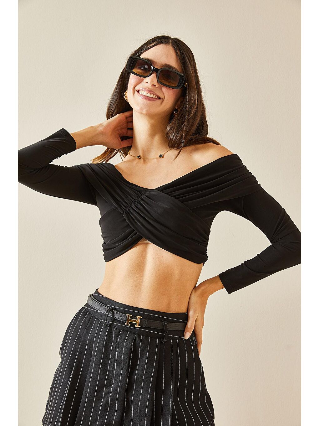 Siyah Kayık Yaka Büzgü Detaylı Crop Bluz 5YXK2-48367-02-1