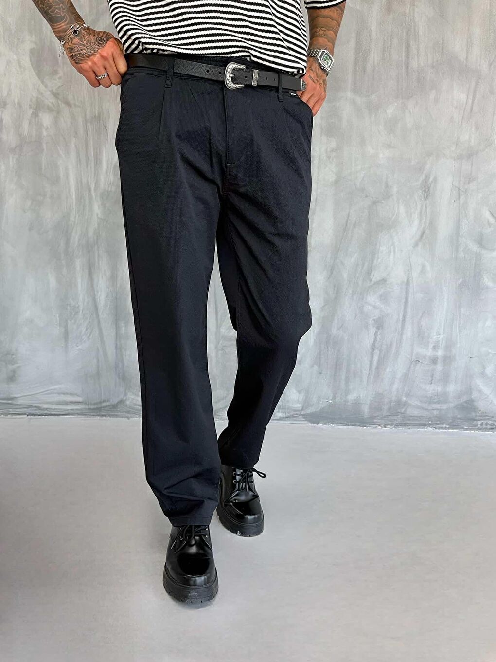 Erkek Dokulu İnce Kumaş Regular Fit Pantolon Siyah-1