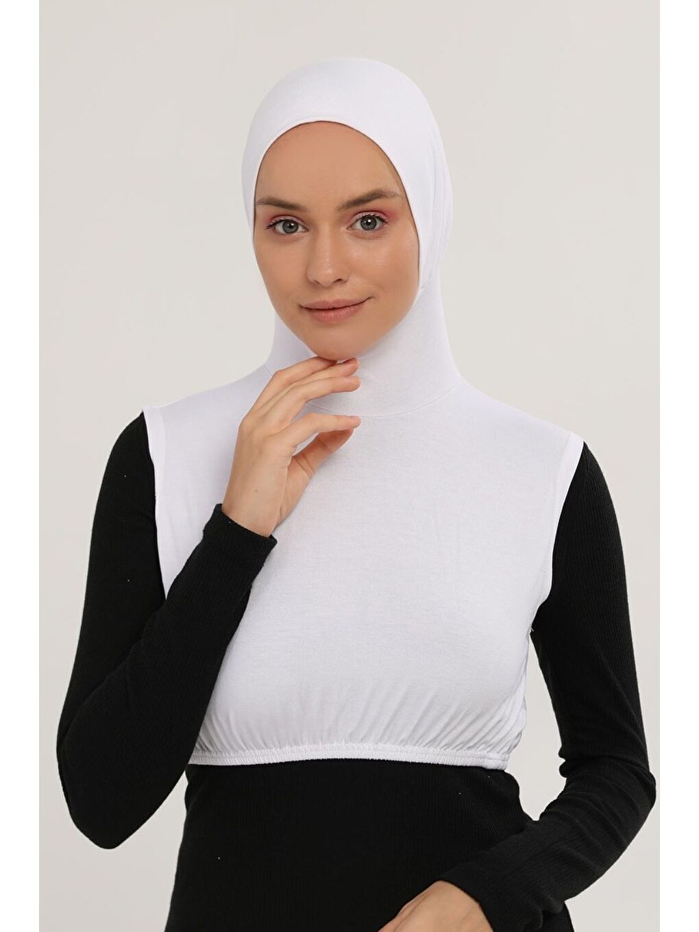 Beyaz Sıfır Kollu Boyunluklu Boneli Yarım Body