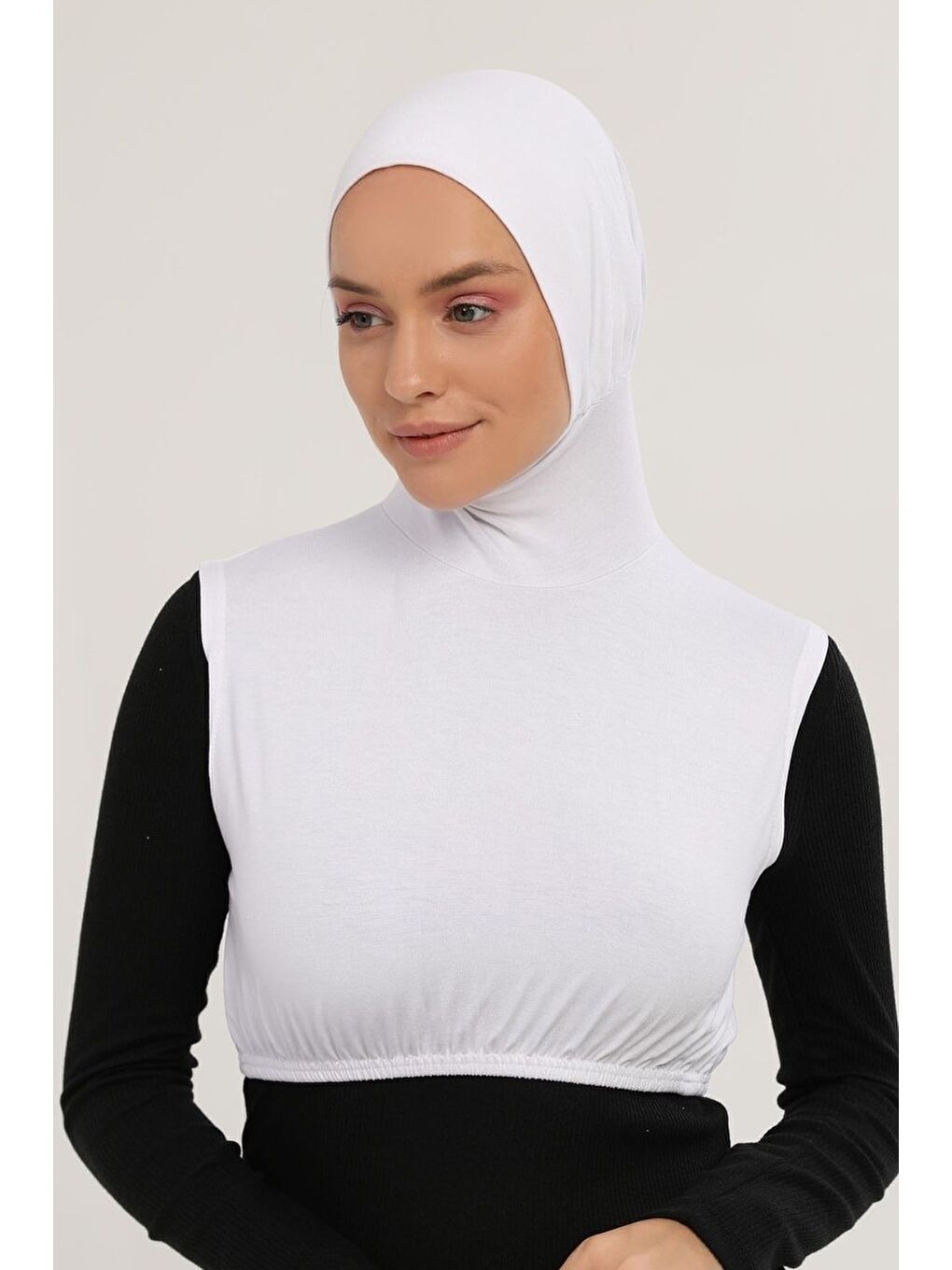 Beyaz Sıfır Kollu Boyunluklu Boneli Yarım Body-1