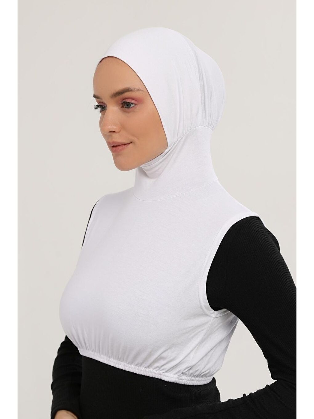 Beyaz Sıfır Kollu Boyunluklu Boneli Yarım Body-2