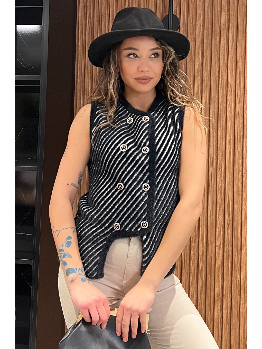 Siyah Kadın  İplik Sakallı Triko Yelek-1