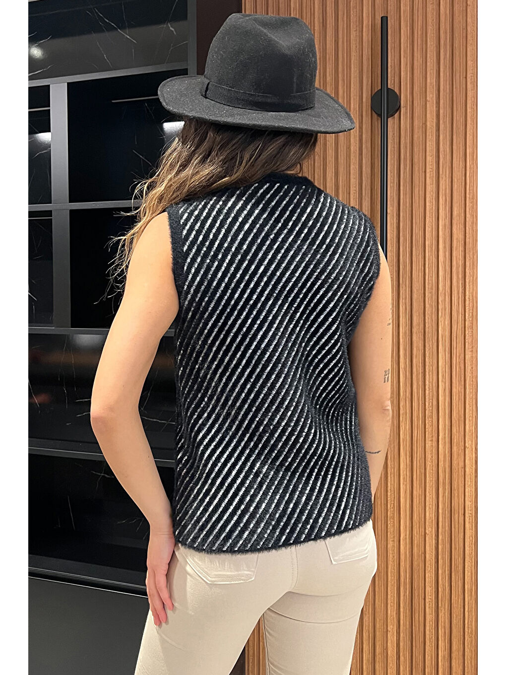 Siyah Kadın  İplik Sakallı Triko Yelek-3