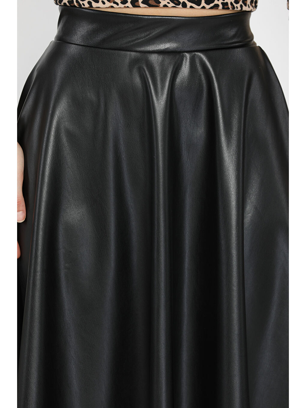 Siyah Suni Deri Kısa Kloş Etek-3