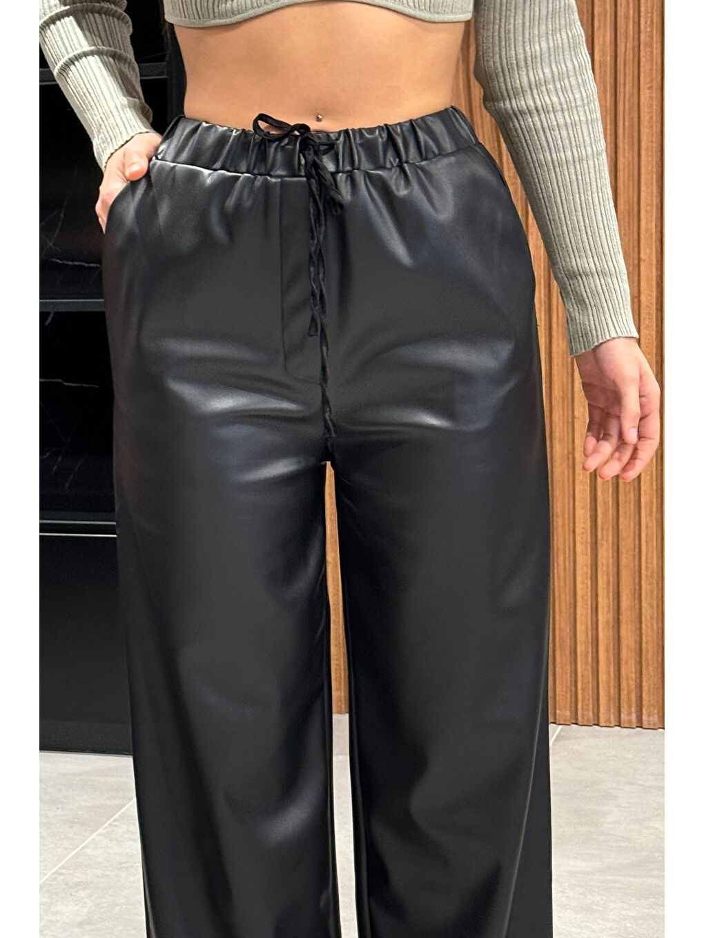 Siyah Kadın Bel Lastikli Suni Deri Pantolon-2