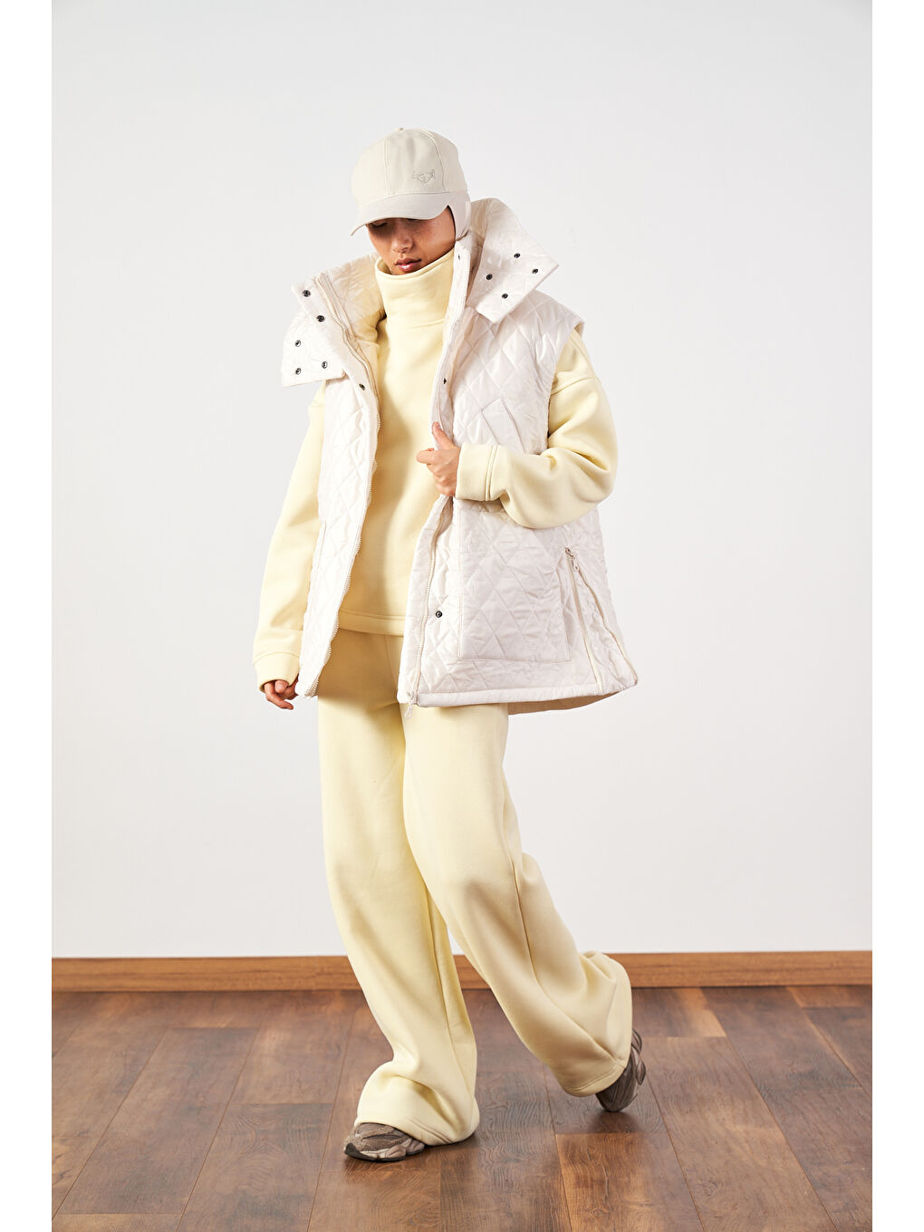 Geniş Kalıp Kapitone Şişme Kadın Yelek Ekru-1