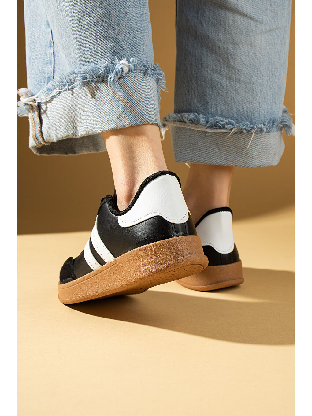 Siyah Rahat Taban Bağcıklı Kadın Sneaker 001-7001-25-2