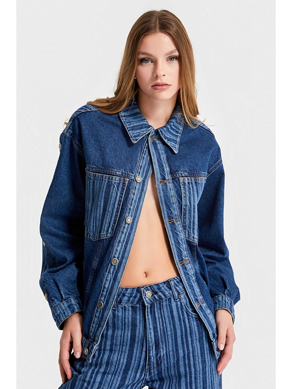 it's basic Mavi Kadın Mavi Renk Özel Çizgili Kumaş Oversize Tasarım Denim Ceket - 2