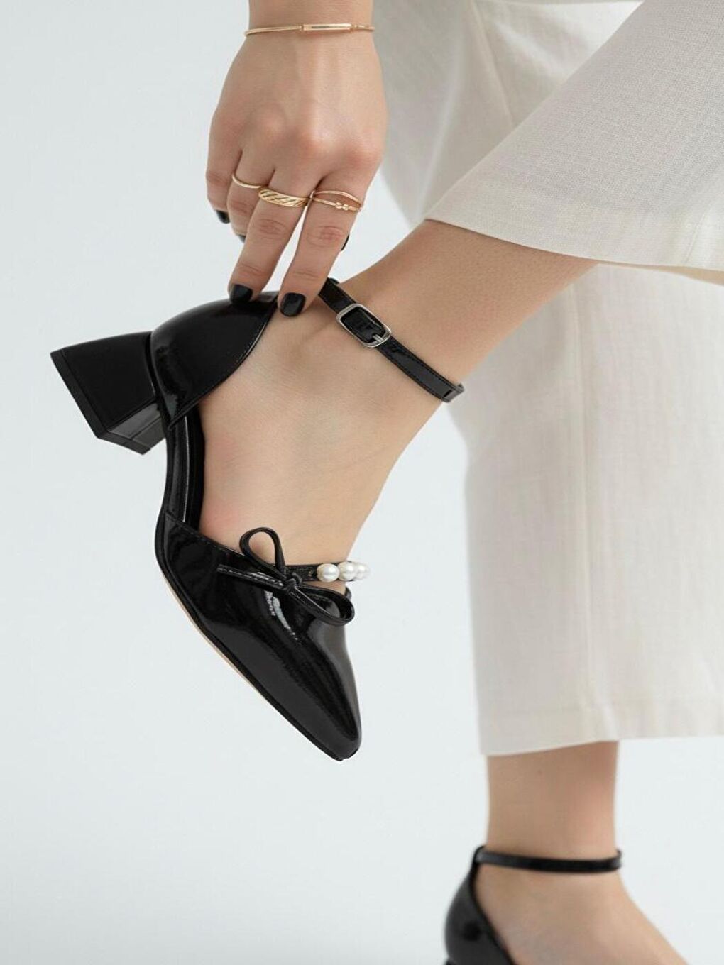 Kadın Arin Siyah Rugan Sivri Burun Fiyonk ve İnci Detaylı 3 Cm Topuk Klasik Ayakkabı-1