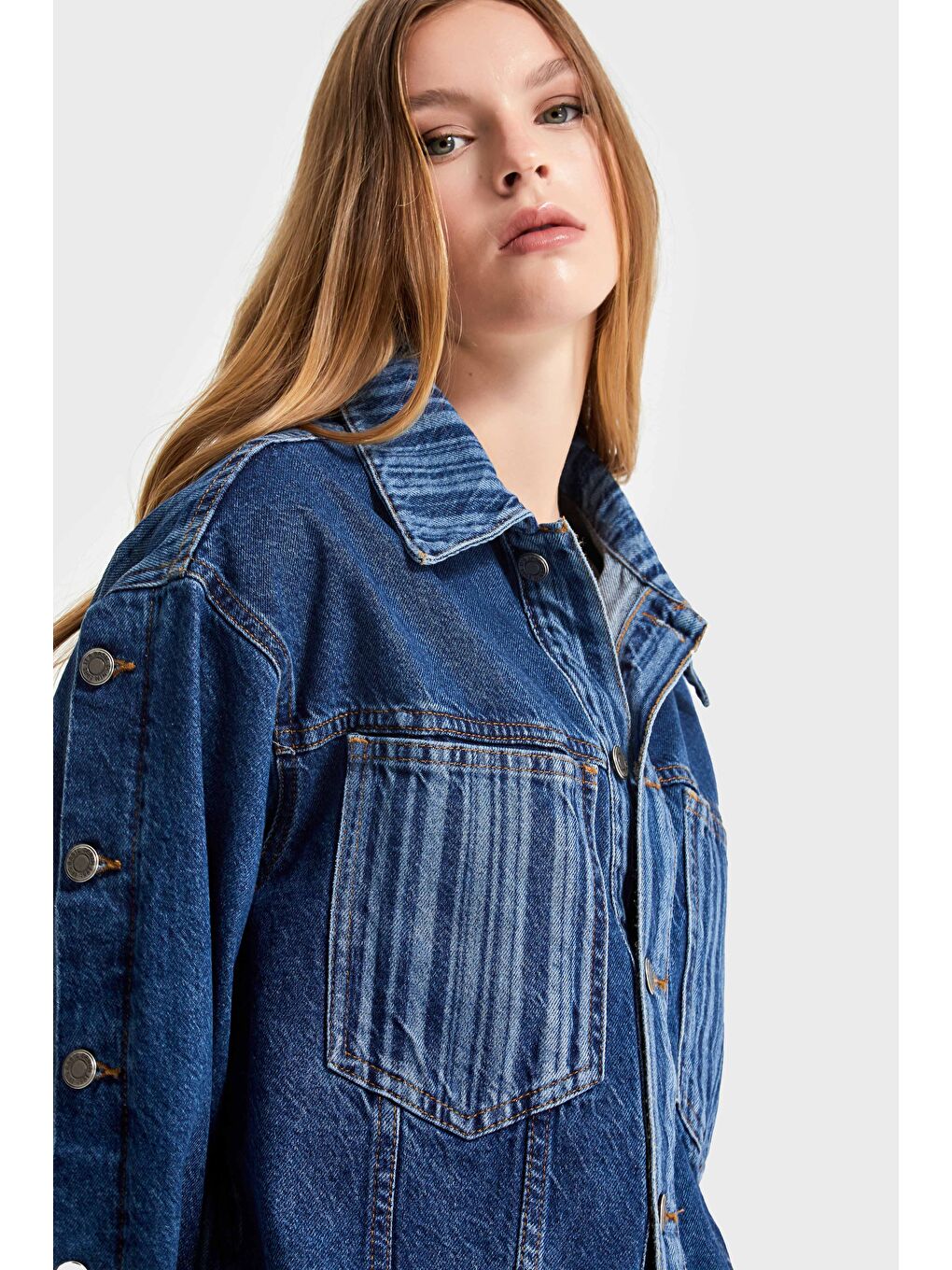 it's basic Mavi Kadın Mavi Renk Özel Çizgili Kumaş Oversize Tasarım Denim Ceket - 4