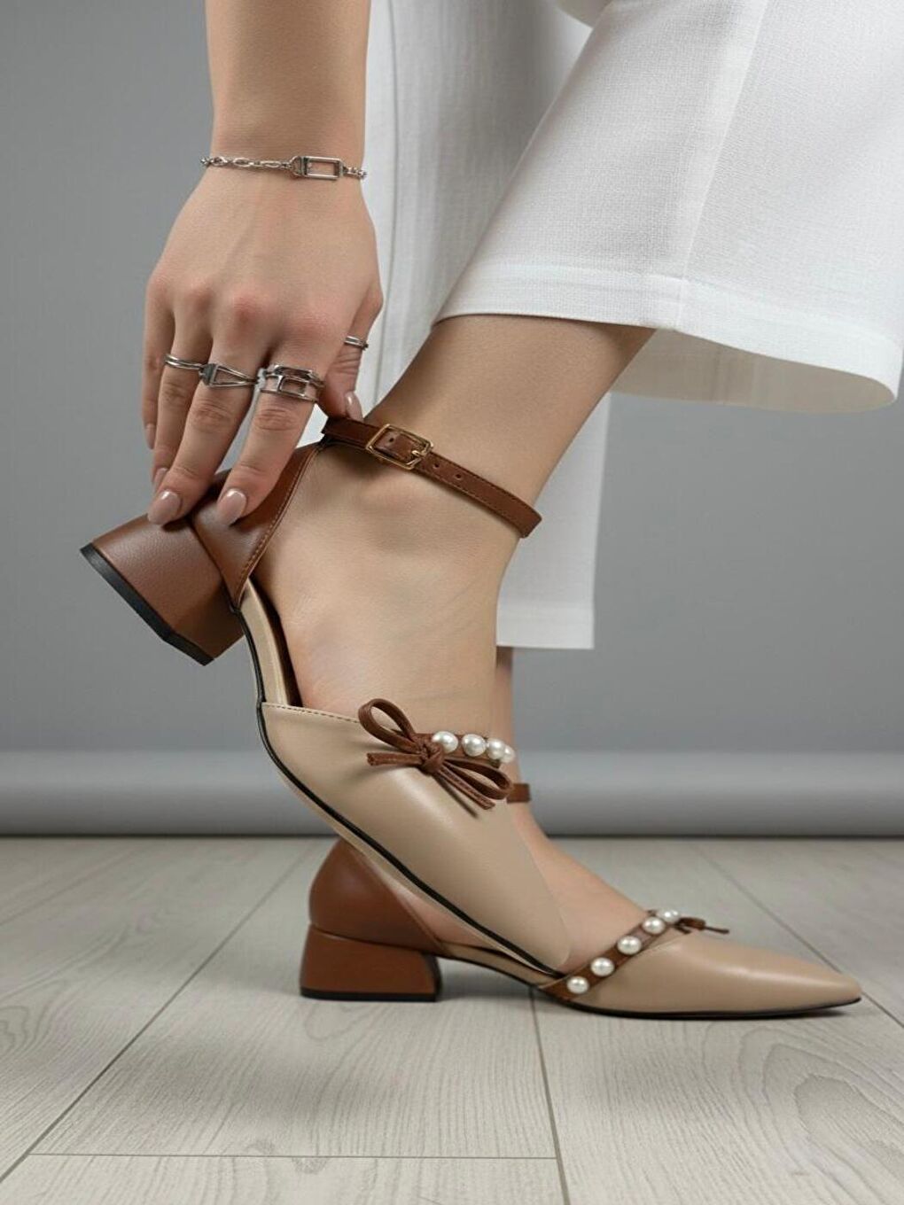 Kadın Arin Bej Sivri Burun Fiyonk ve İnci Detaylı 3 Cm Topuk Klasik Ayakkabı-1