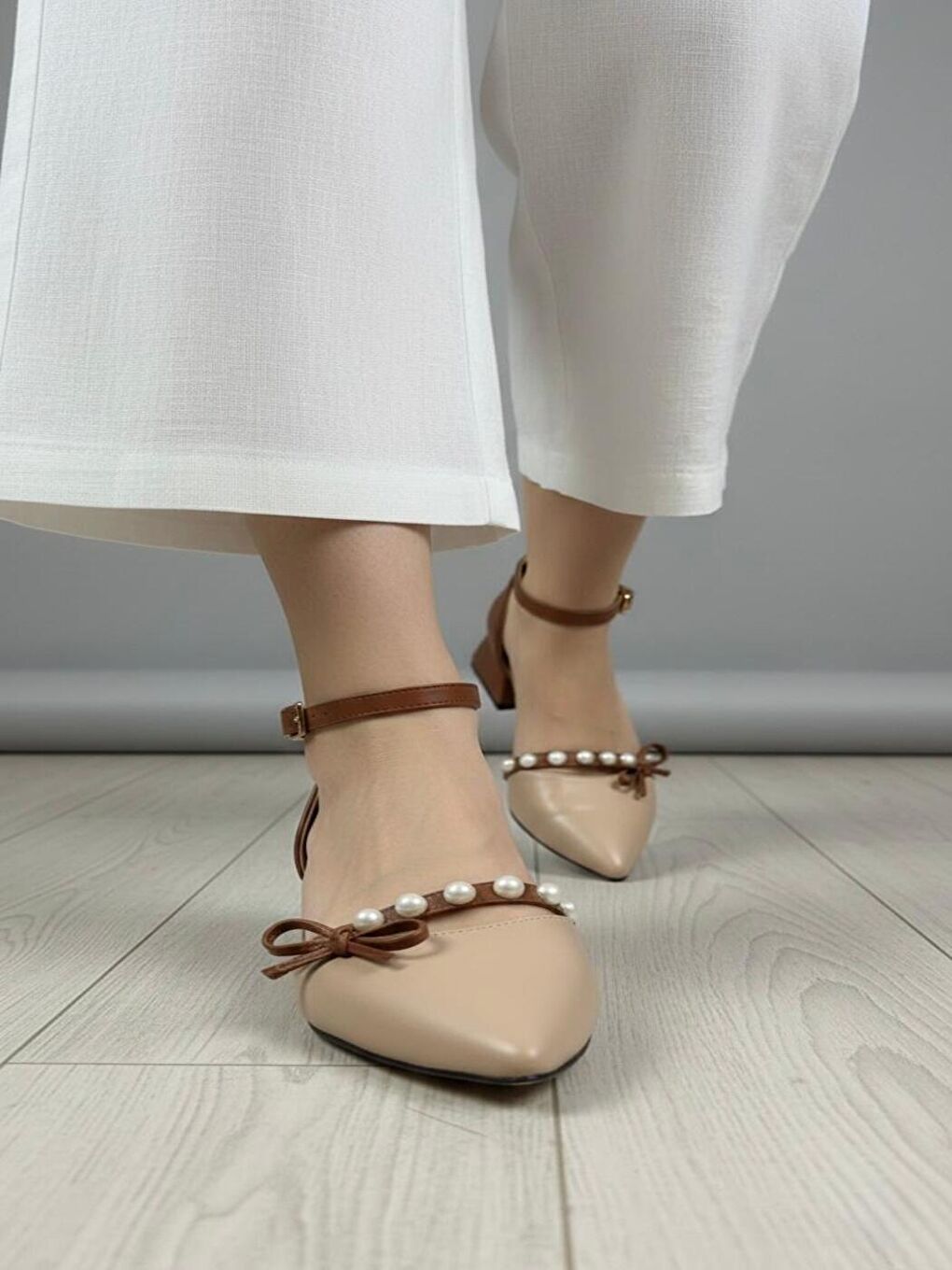 Kadın Arin Bej Sivri Burun Fiyonk ve İnci Detaylı 3 Cm Topuk Klasik Ayakkabı-2