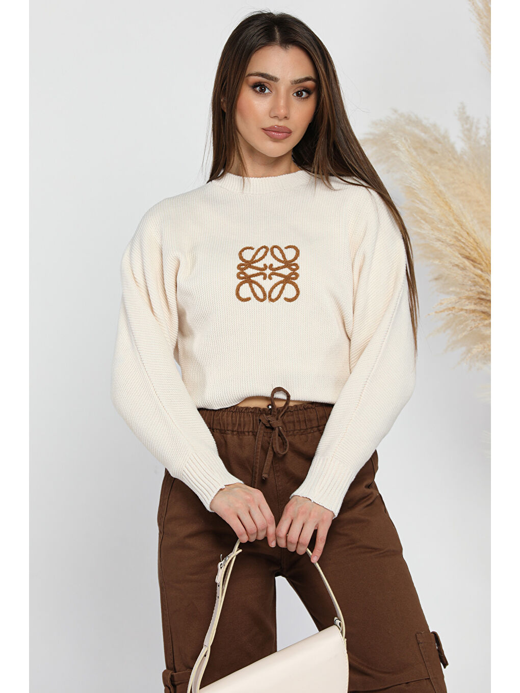 Ekru Kadın Bisiklet Yaka Ön Nakışlı Örme Triko Bluz