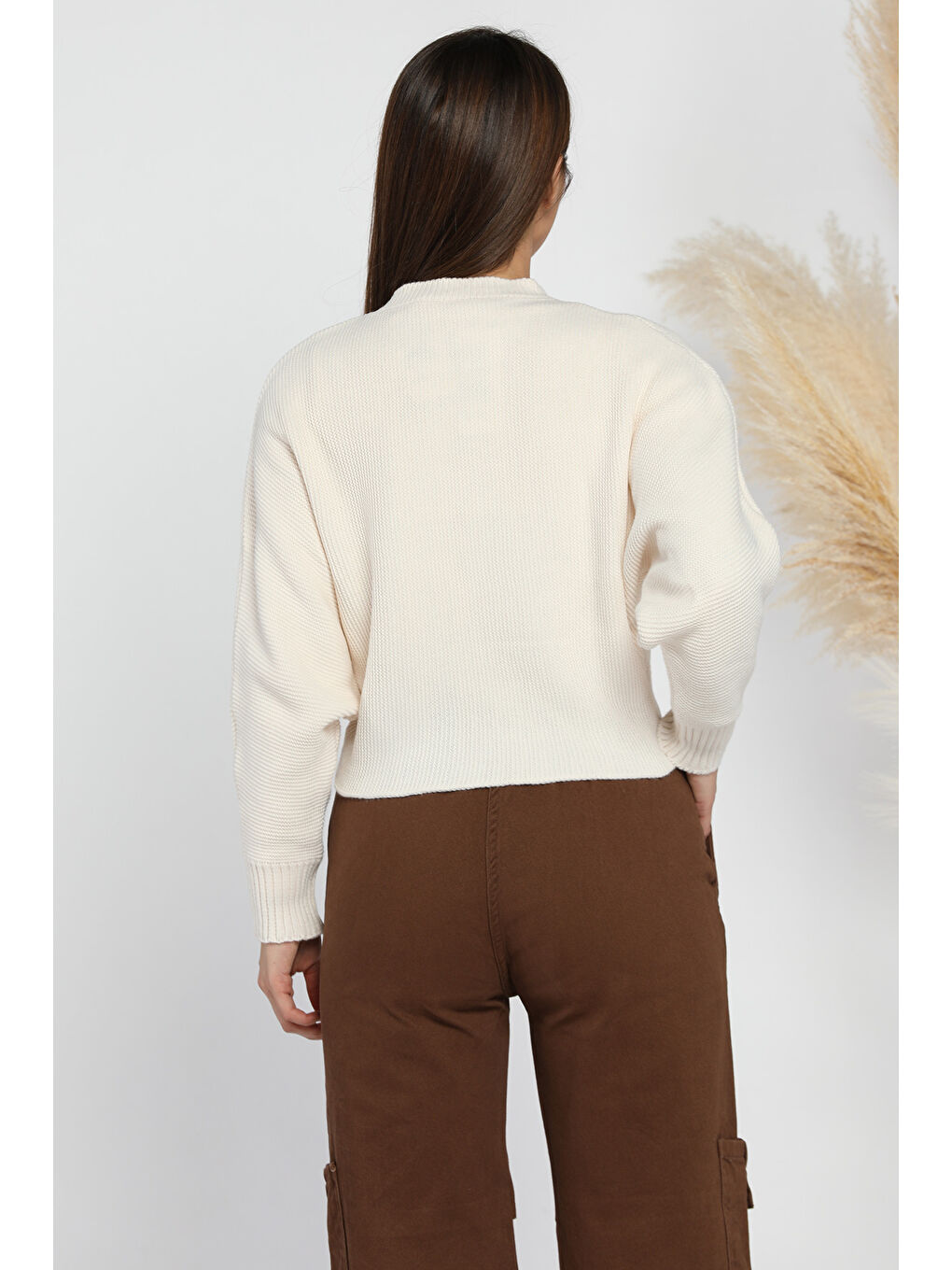 Ekru Kadın Bisiklet Yaka Ön Nakışlı Örme Triko Bluz-1