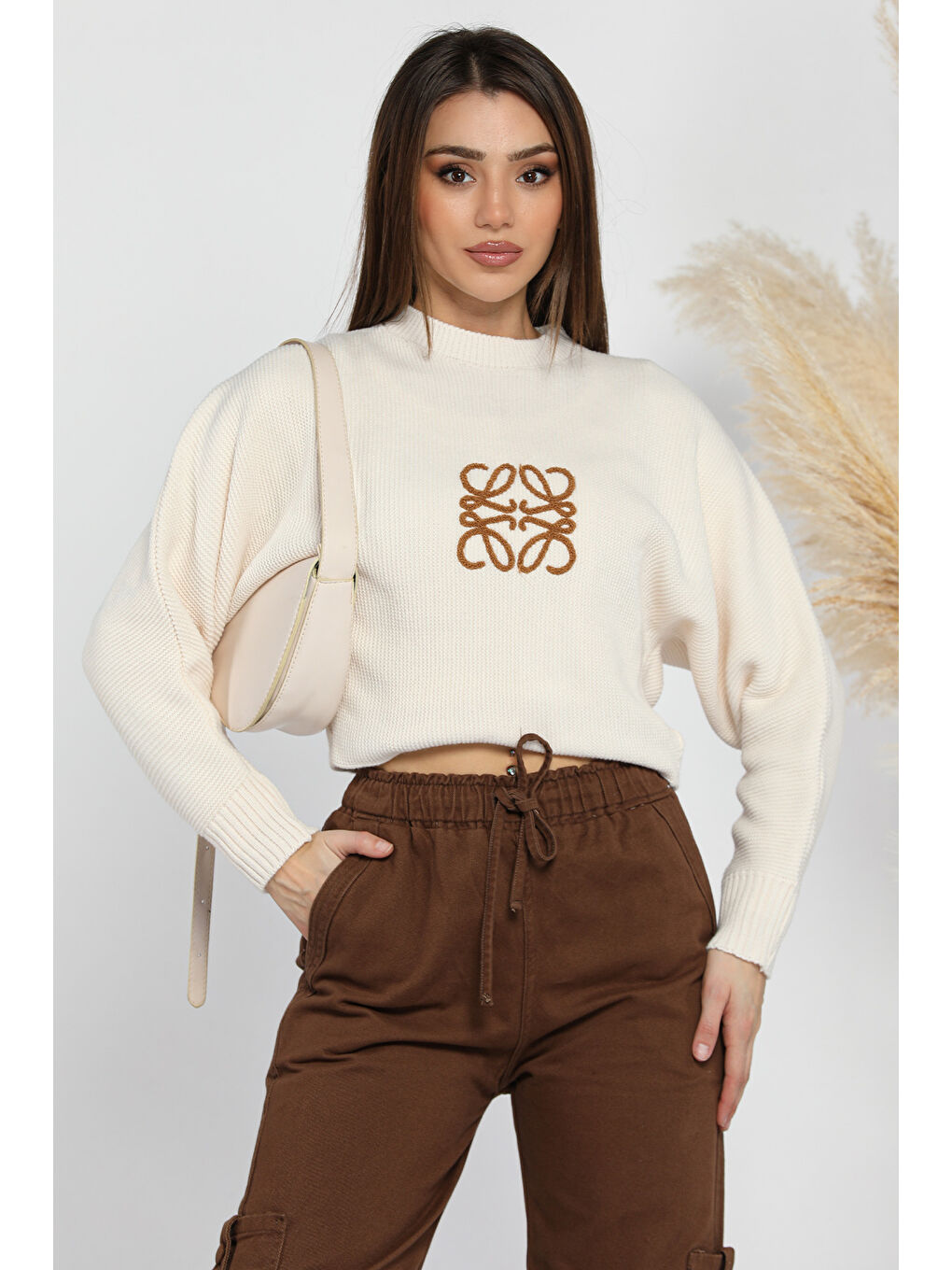 Ekru Kadın Bisiklet Yaka Ön Nakışlı Örme Triko Bluz-3