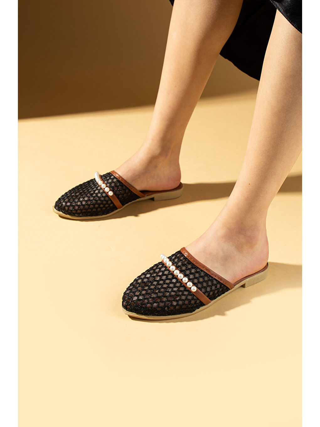 Siyah Fileli İnci Detaylı Rahat Taban Kadın Terlik 001-003-25File