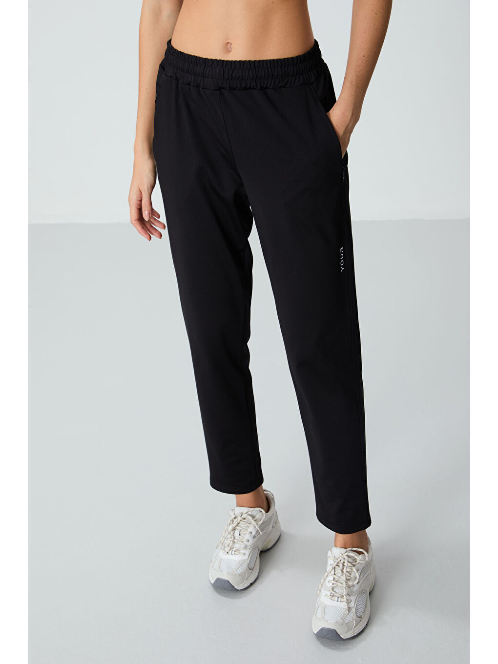 Siyah Kapüşonlu Gizli Cep Detaylı Standart Kalıp Kadın Eşofman Takımı - 95306-2