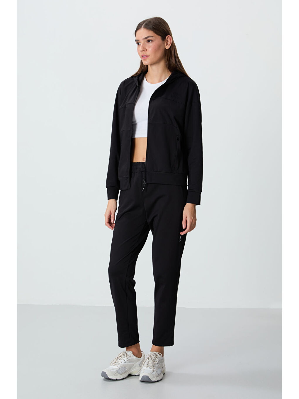 Siyah Kapüşonlu Gizli Cep Detaylı Standart Kalıp Kadın Eşofman Takımı - 95306-3