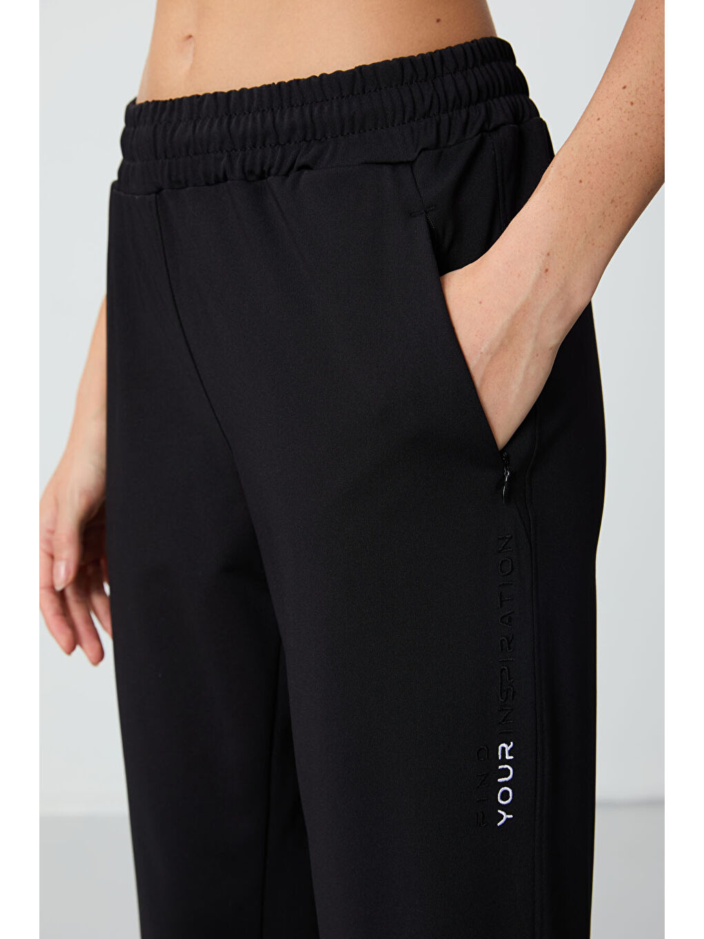 Siyah Kapüşonlu Gizli Cep Detaylı Standart Kalıp Kadın Eşofman Takımı - 95306-4