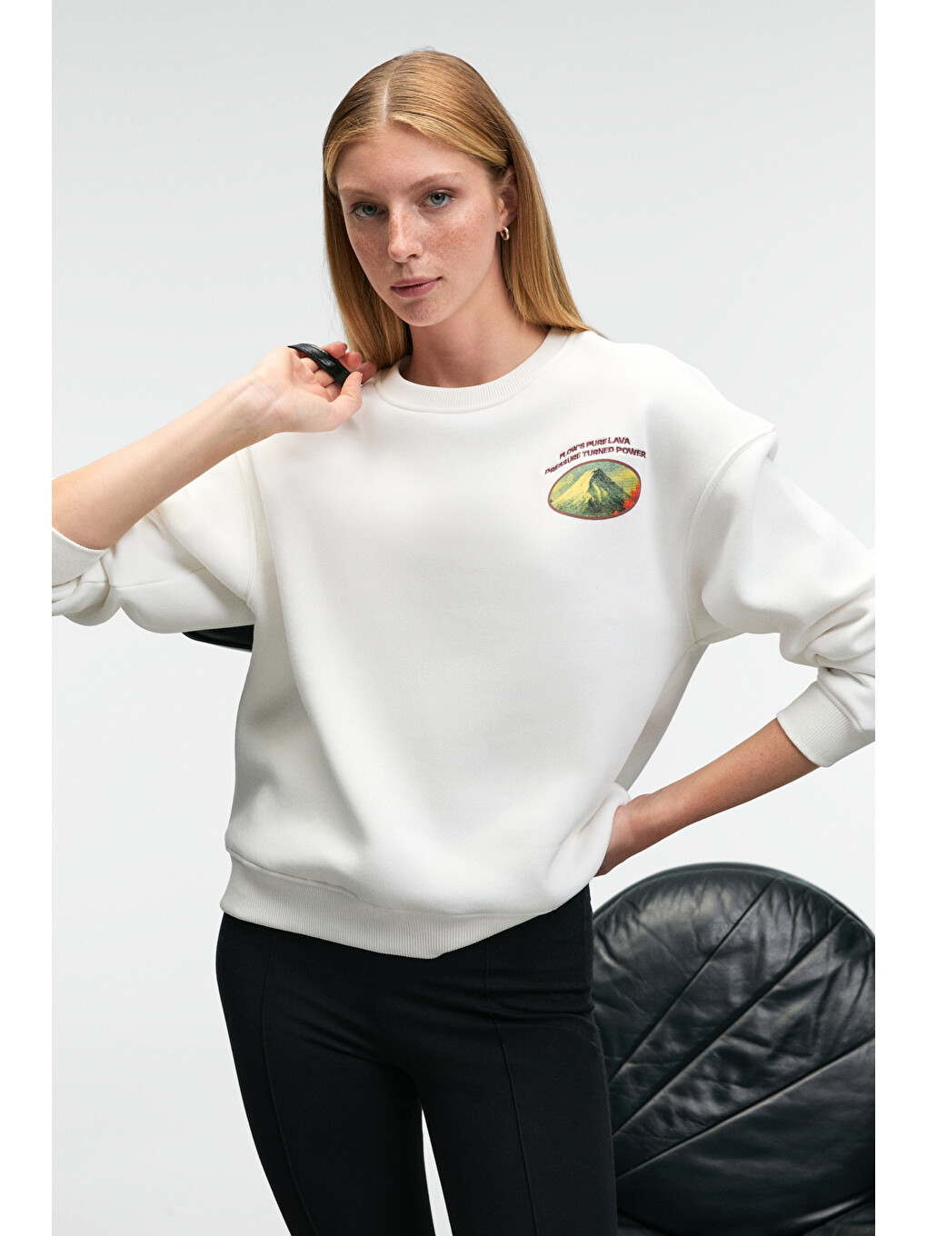 Vıstara Kadın Nakış Detaylı Yuvarlak Yaka Regular Fit Beyaz Sweatshirt